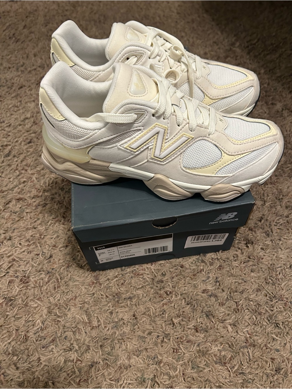 New Balance Women’s White Cream Retro-Style Athletic Sneakers-Kids 7= Women 9 - Picture 5 of 9